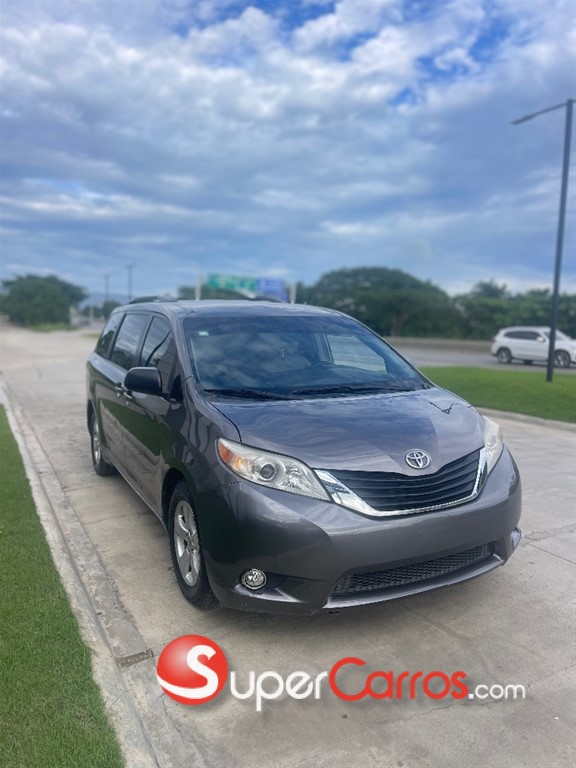 2017 Toyota Sienna LE — foto 4 / 12