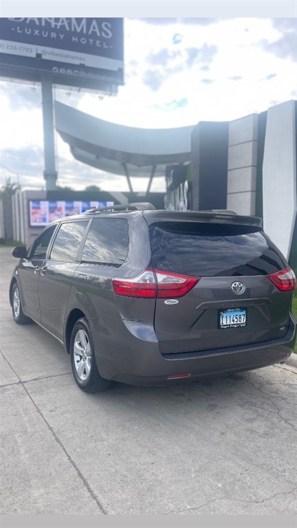 2017 Toyota Sienna LE — foto 6 / 12