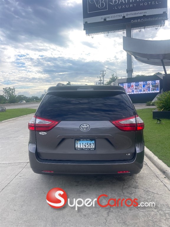 2017 Toyota Sienna LE — foto 7 / 12