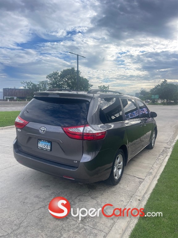 2017 Toyota Sienna LE — foto 8 / 12