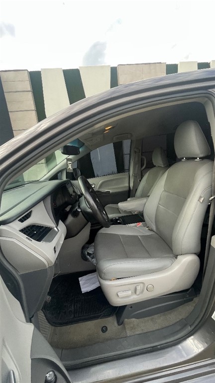 2017 Toyota Sienna LE — foto 9 / 12