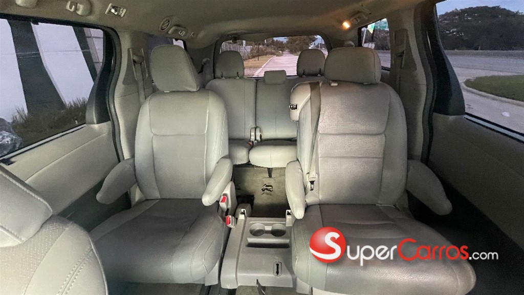 2017 Toyota Sienna LE — foto 10 / 12
