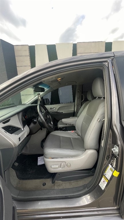 2017 Toyota Sienna LE — foto 12 / 12