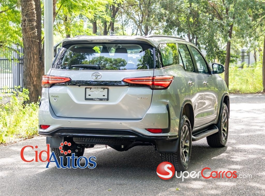 2026 Toyota Fortuner SRV TSS — foto 4 / 11