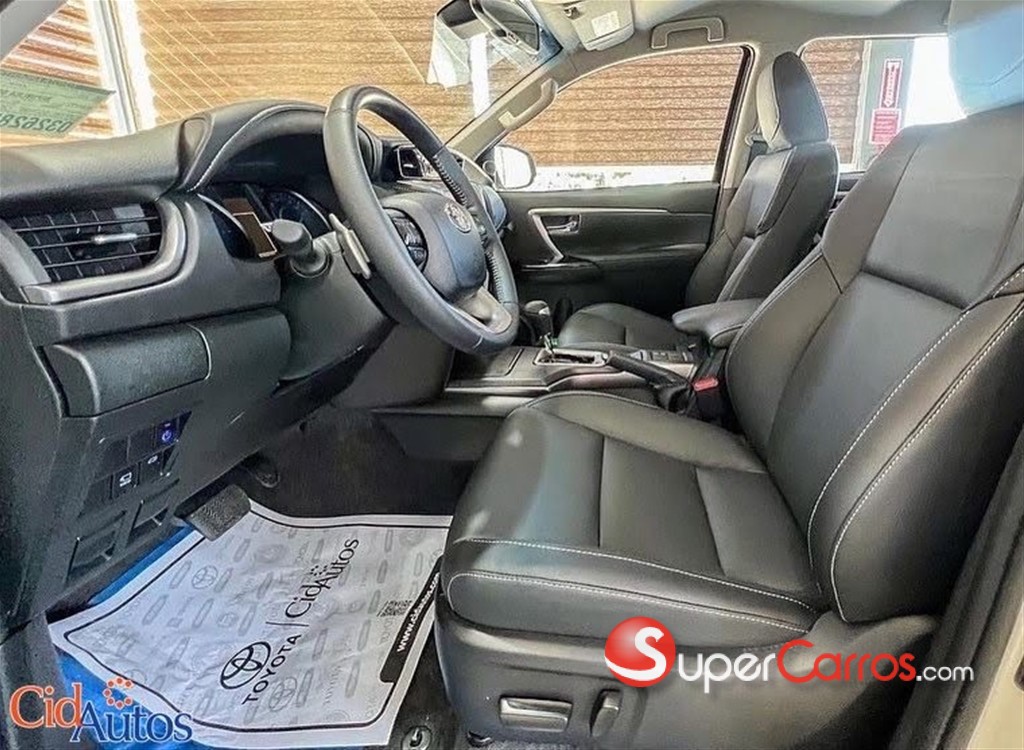 2026 Toyota Fortuner SRV TSS — foto 10 / 11