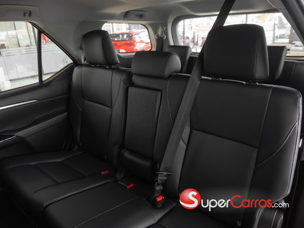 2026 Toyota Fortuner SRV TSS — foto 8 / 12