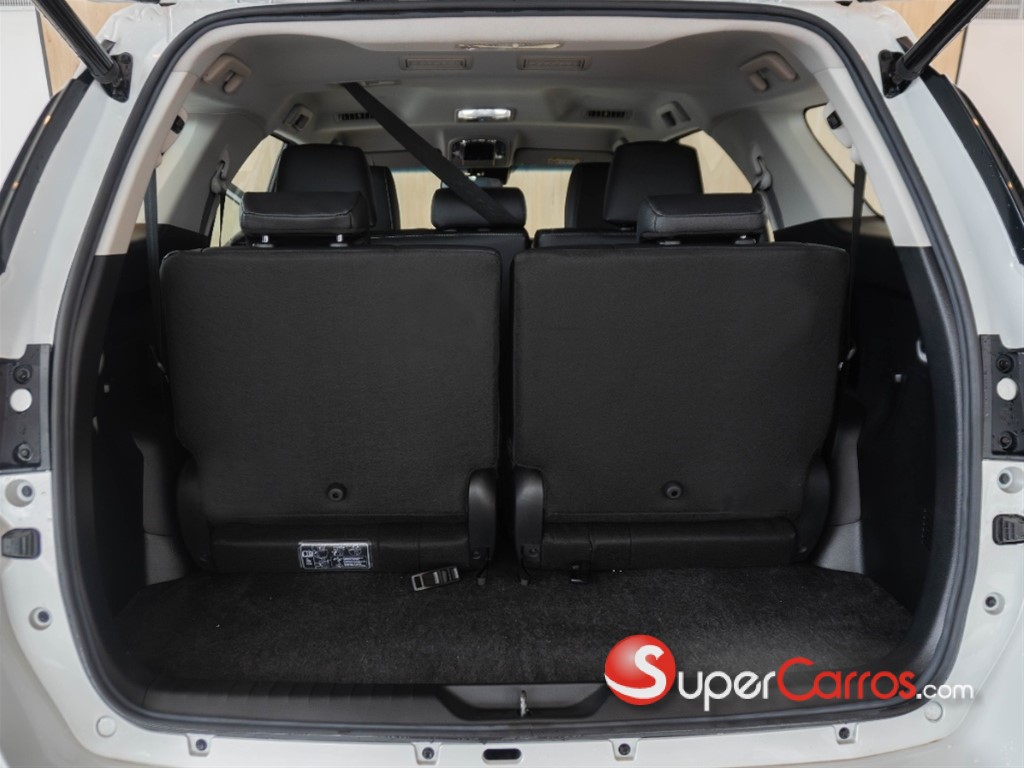 2026 Toyota Fortuner SRV TSS — foto 9 / 12