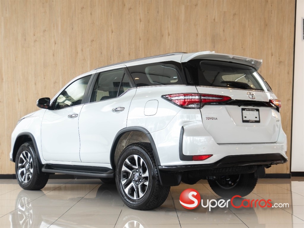 2026 Toyota Fortuner SRV TSS — foto 11 / 12
