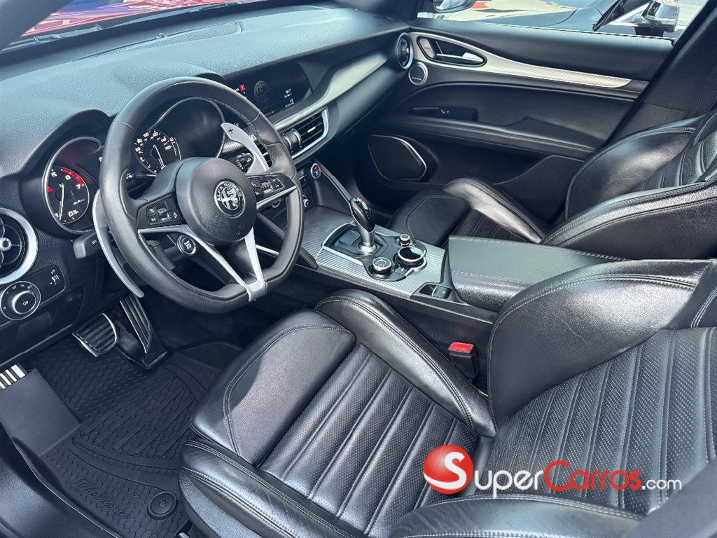 2019 Alfa Romeo Stelvio — foto 7 / 9