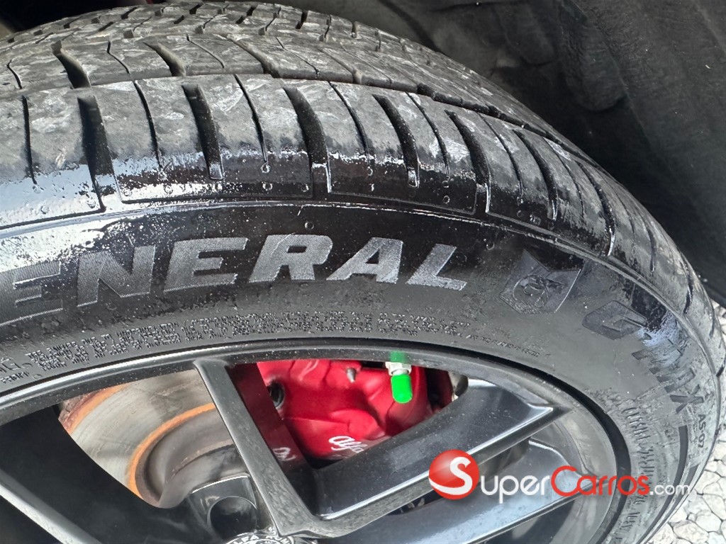 2019 Alfa Romeo Stelvio — foto 8 / 9