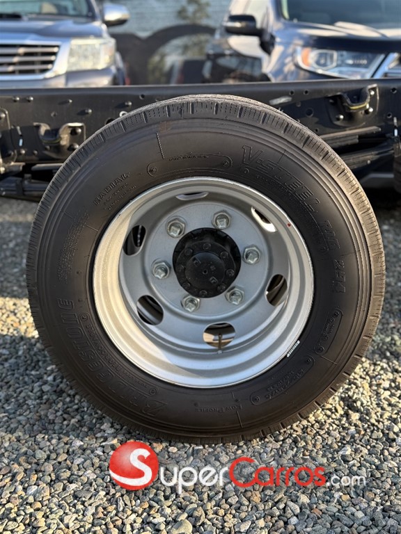 2026 Isuzu NPR 14 pies — foto 2 / 9