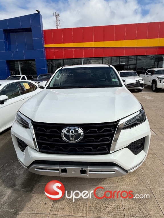2023 Toyota Fortuner SRV — foto 3 / 6