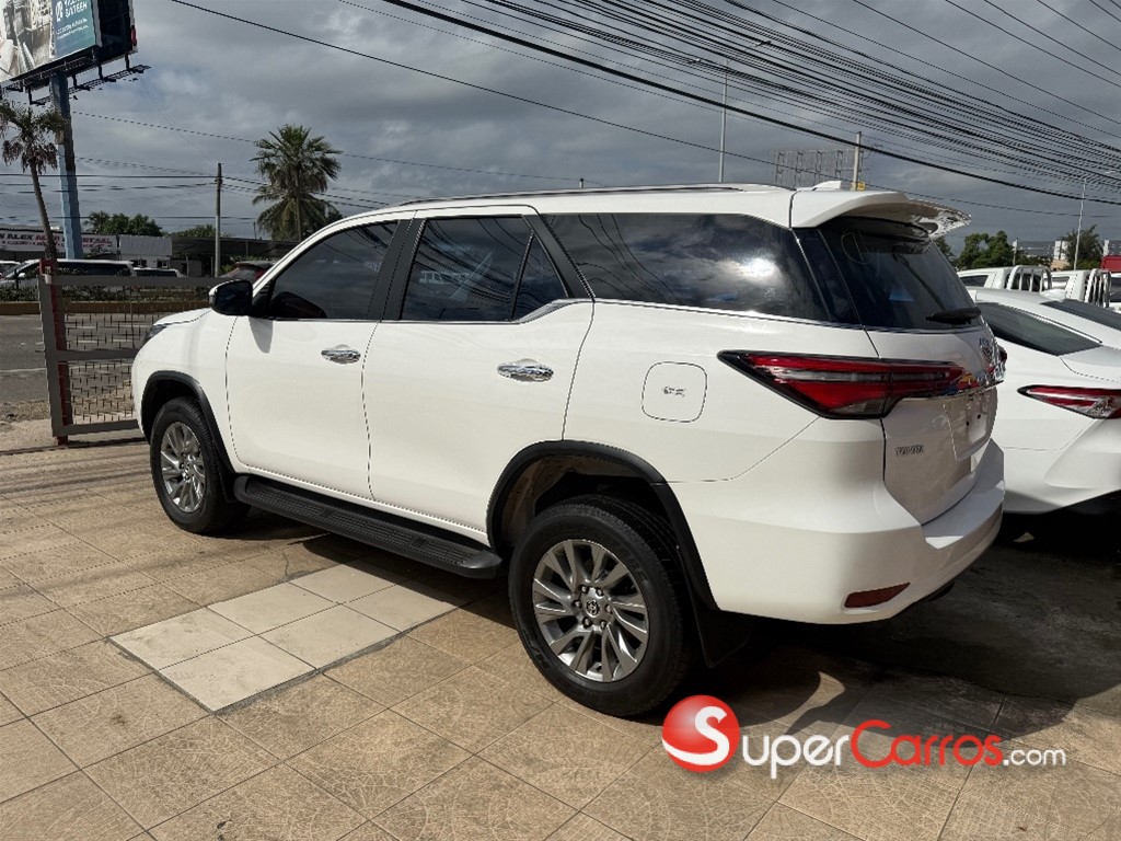 2023 Toyota Fortuner SRV — foto 4 / 6