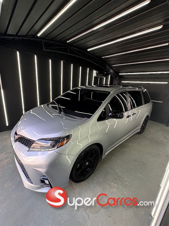 2020 Toyota Sienna SE