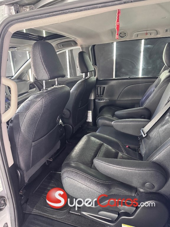 2020 Toyota Sienna SE — foto 10 / 11