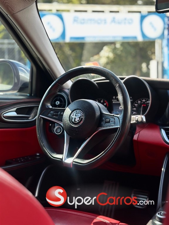 2019 Alfa Romeo Giulia Ti Lusso — foto 7 / 12