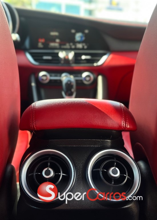 2019 Alfa Romeo Giulia Ti Lusso — foto 8 / 12