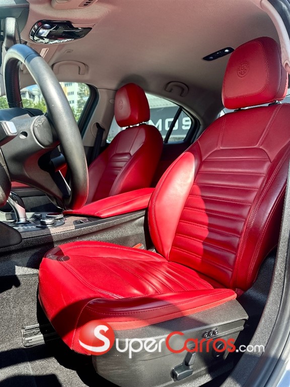 2019 Alfa Romeo Giulia Ti Lusso — foto 9 / 12