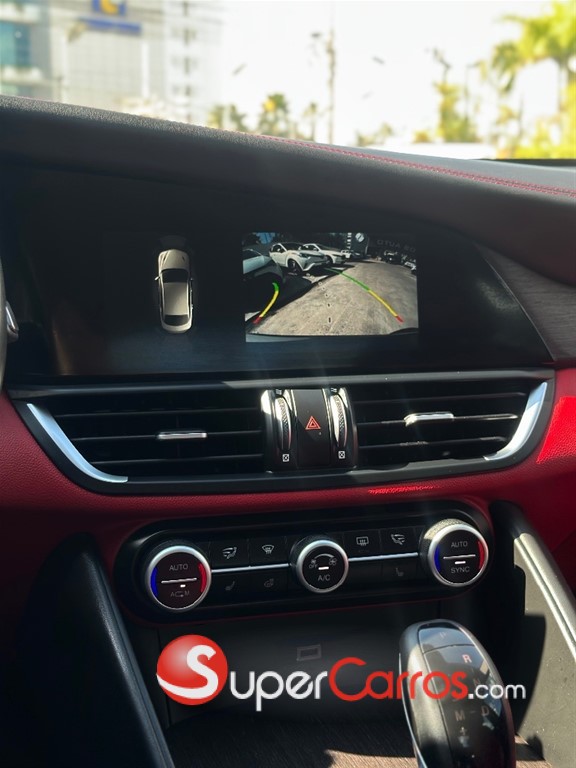 2019 Alfa Romeo Giulia Ti Lusso — foto 10 / 12