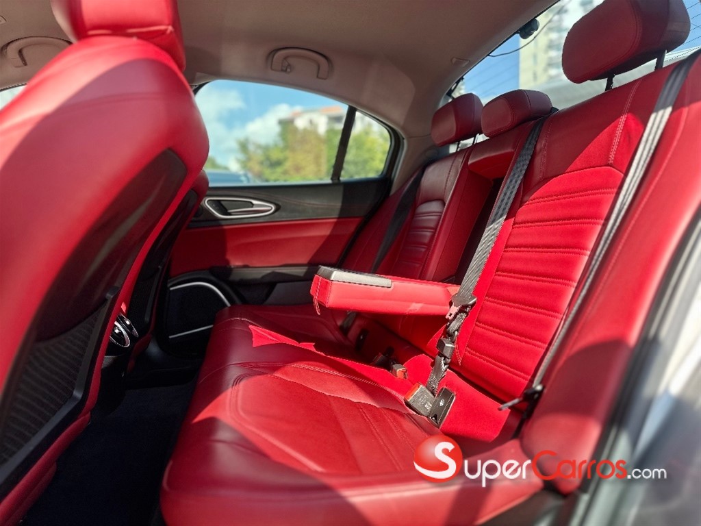 2019 Alfa Romeo Giulia Ti Lusso — foto 11 / 12