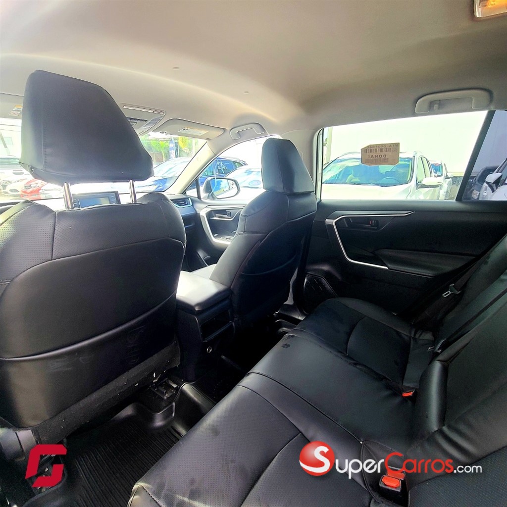 2020 Toyota RAV4 LE — foto 8 / 12