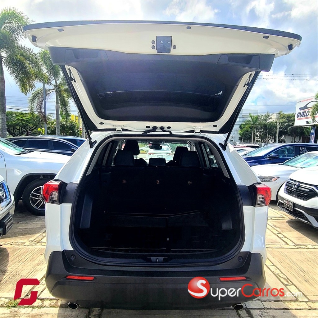 2020 Toyota RAV4 LE — foto 9 / 12