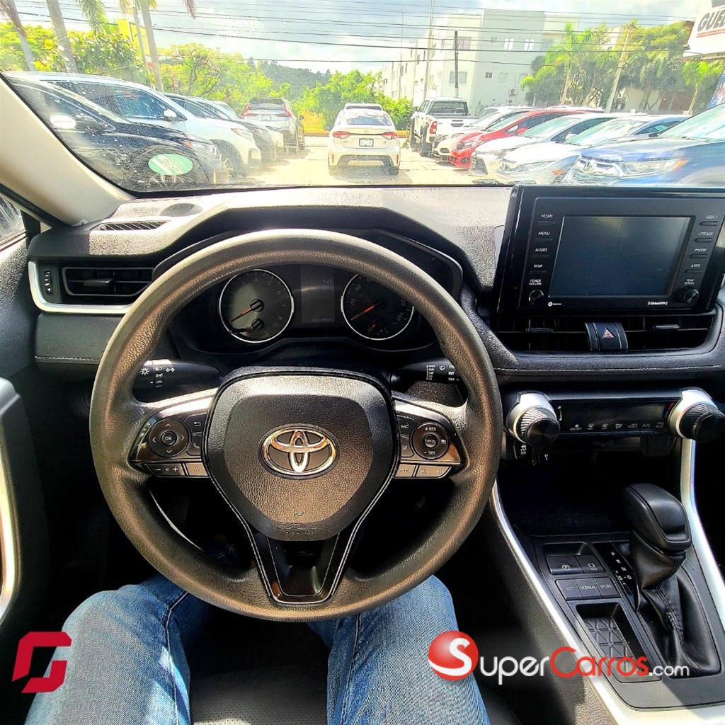 2020 Toyota RAV4 LE — foto 11 / 12