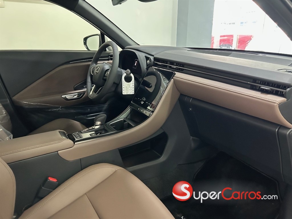 2025 Lexus LBX Elegant Semi Full — foto 4 / 10
