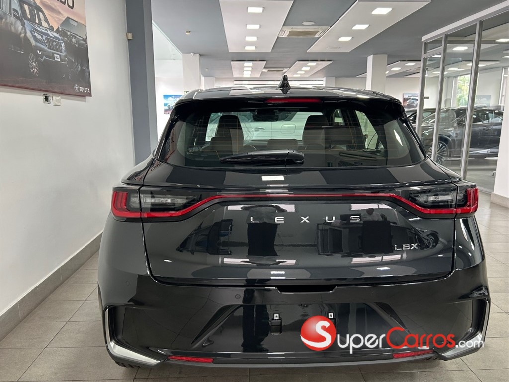2025 Lexus LBX Elegant Semi Full — foto 7 / 10