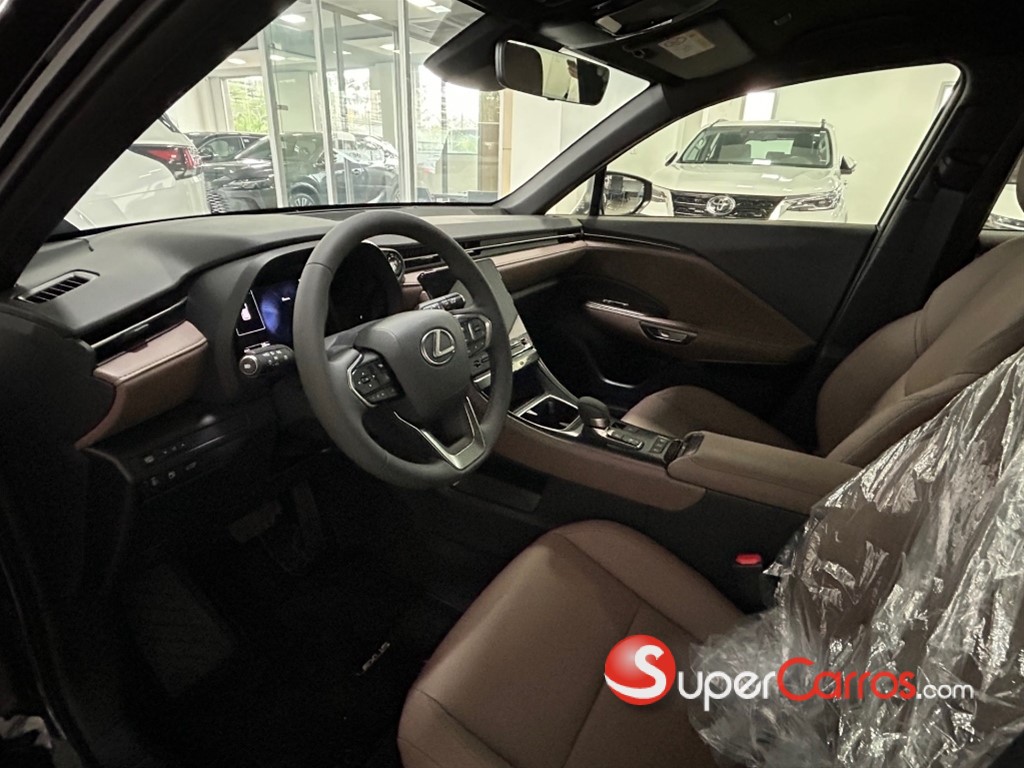2025 Lexus LBX Elegant Semi Full — foto 10 / 10