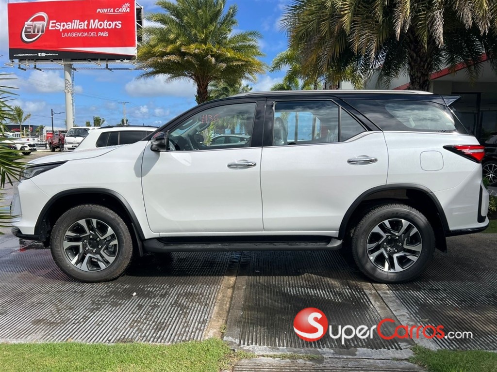 2025 Toyota Fortuner DIAMOND — foto 4 / 5