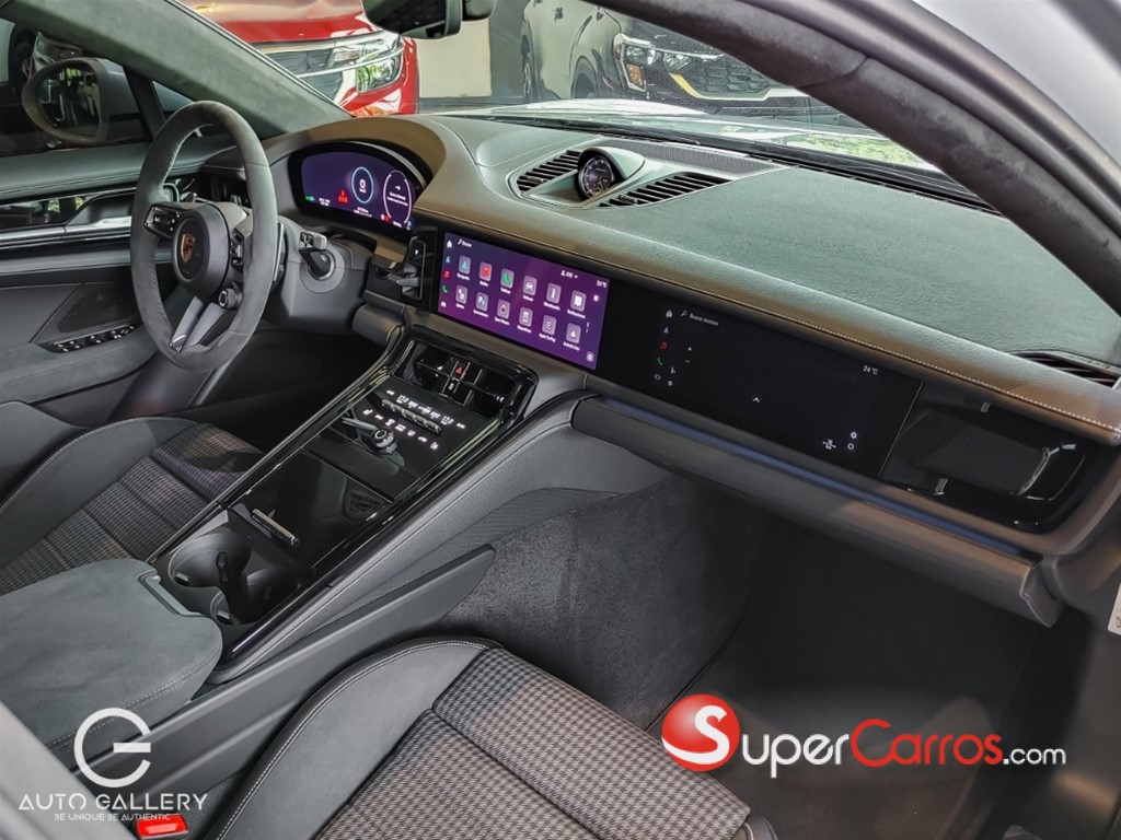 2025 Porsche Panamera GTS — foto 8 / 10