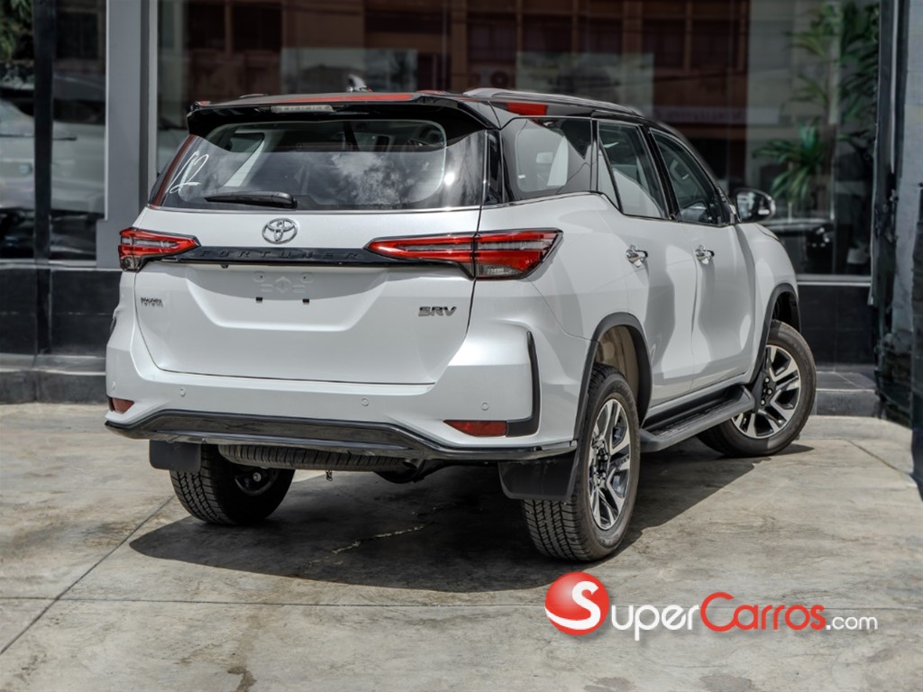 2026 Toyota Fortuner SRV TSS — foto 2 / 8