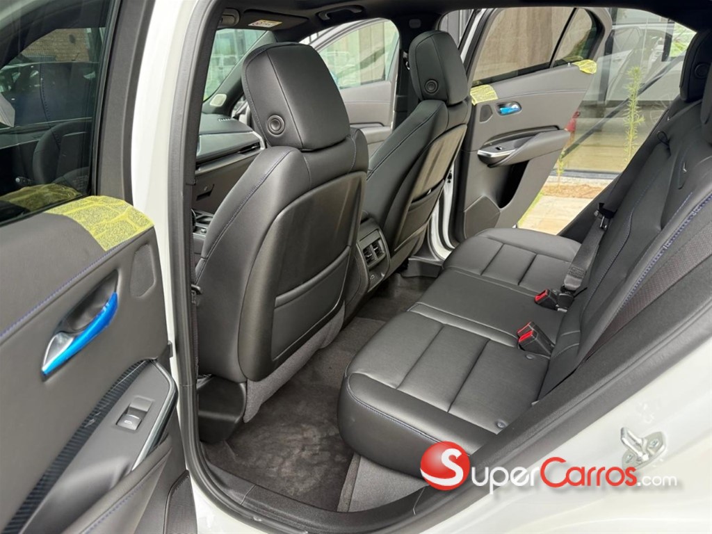 2025 Cadillac XT4 350 T — foto 6 / 10