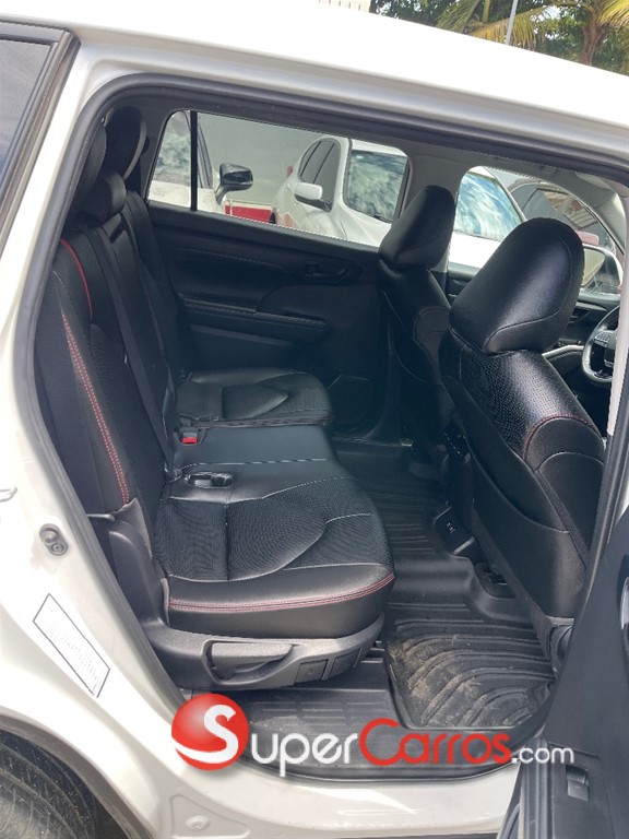 2021 Toyota Highlander LE Plus — foto 5 / 8