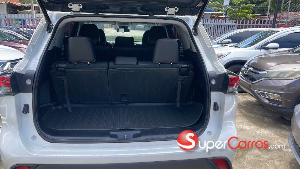 2021 Toyota Highlander LE Plus — foto 6 / 8