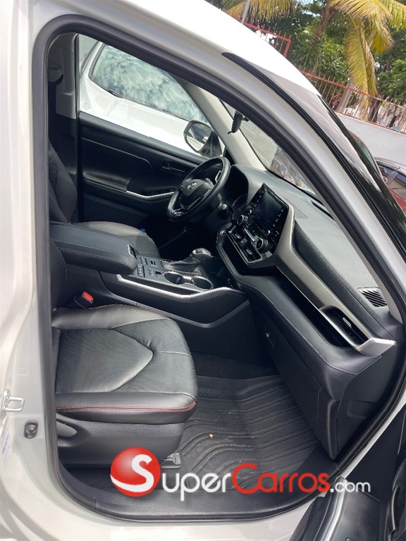 2021 Toyota Highlander LE Plus — foto 7 / 8