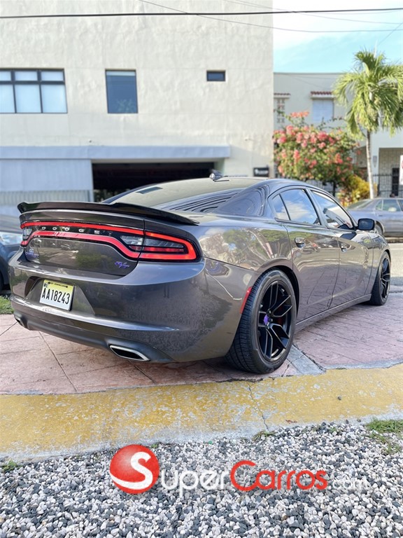 2016 Dodge Charger RT — foto 8 / 12