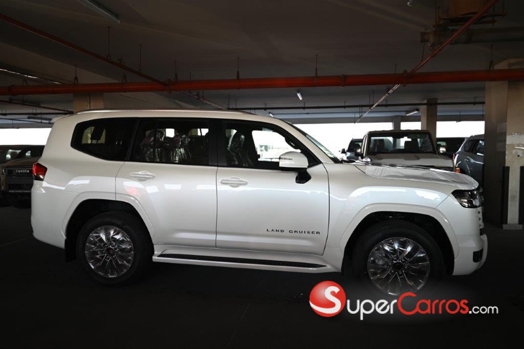 2025 Toyota Land Cruiser 300 GXR — foto 4 / 12