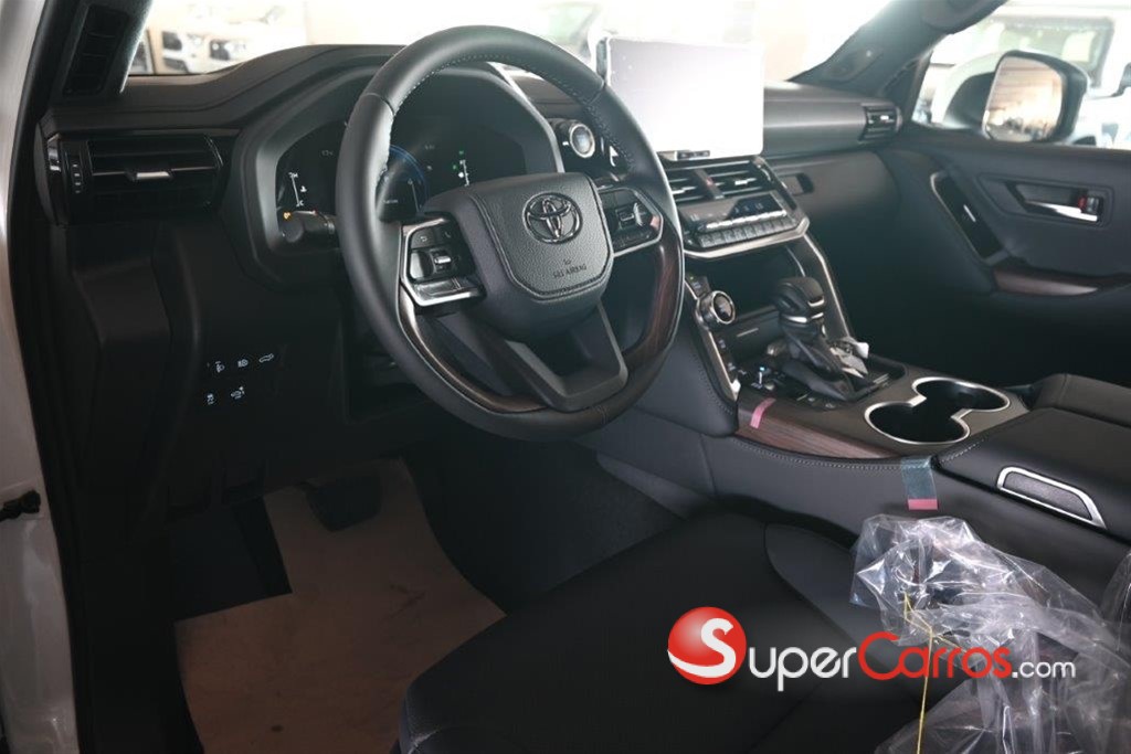 2025 Toyota Land Cruiser 300 GXR — foto 8 / 12