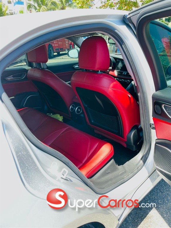 2018 Alfa Romeo Giulia — foto 5 / 9