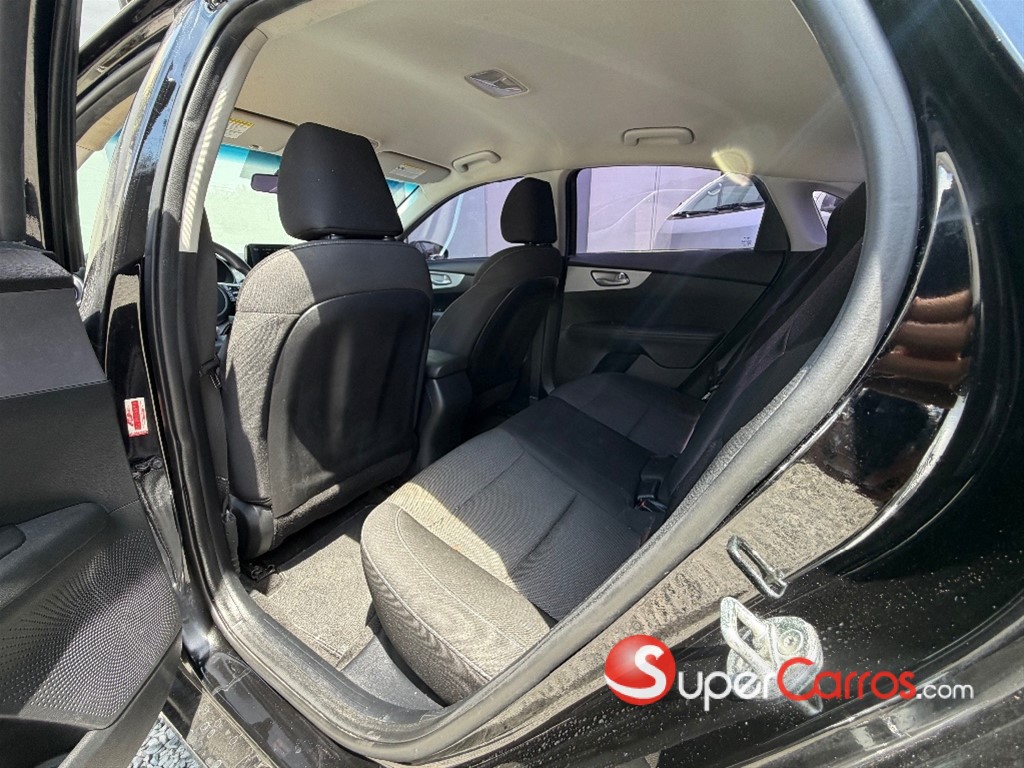 2022 Kia Forte LXS — foto 8 / 10