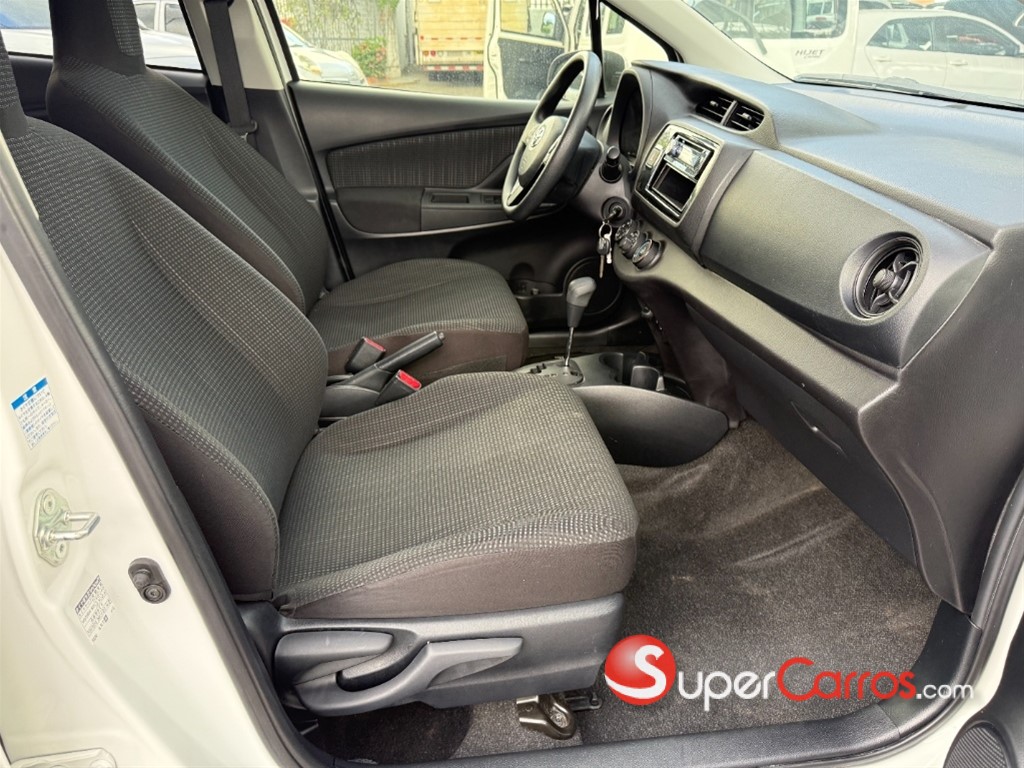 2020 Toyota VITZ — foto 10 / 12