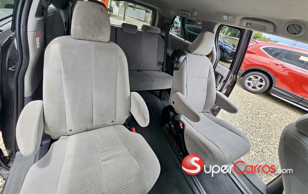 2020 Toyota Sienna LE — foto 8 / 12