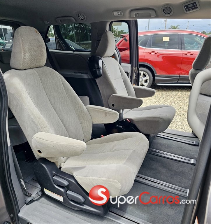 2020 Toyota Sienna LE — foto 9 / 12