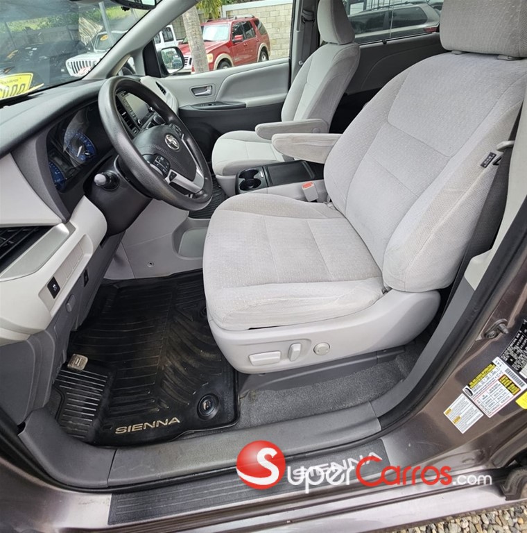 2020 Toyota Sienna LE — foto 10 / 12