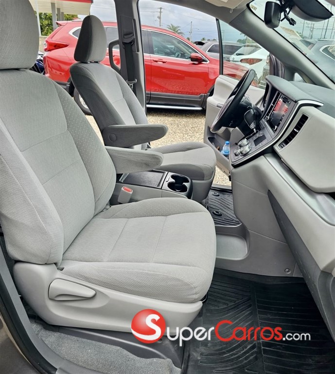 2020 Toyota Sienna LE — foto 11 / 12
