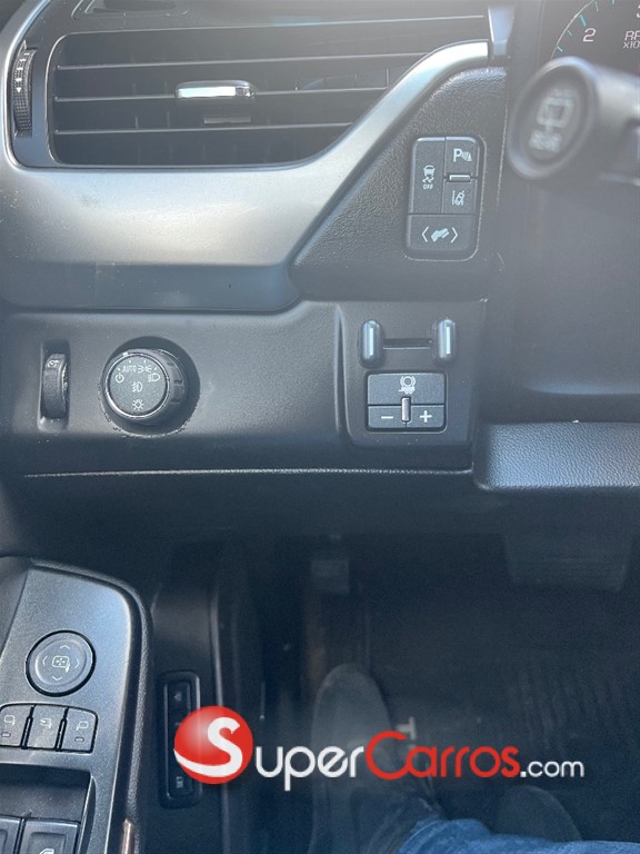 2015 Chevrolet Suburban LTZ — foto 7 / 12