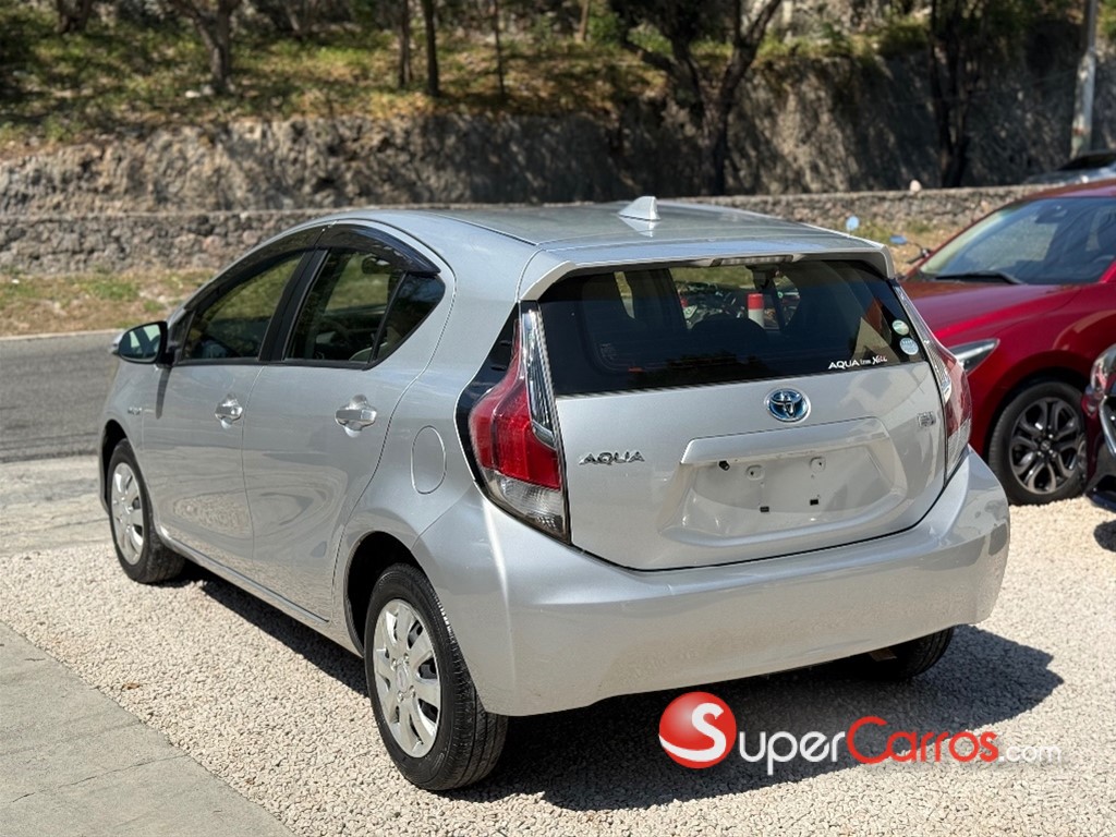 2018 Toyota Aqua Hibrido — foto 8 / 10