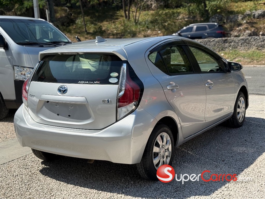 2018 Toyota Aqua Hibrido — foto 9 / 10